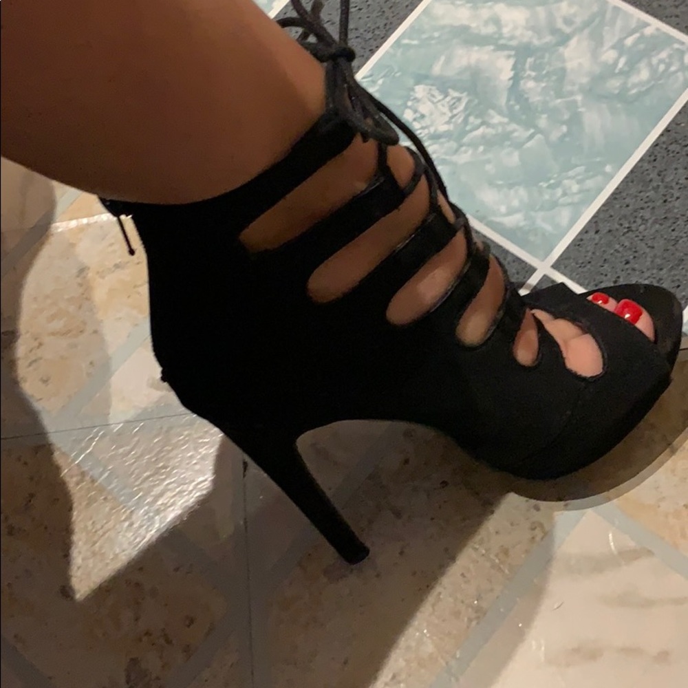BLACK HEELS - Picture 2 of 2